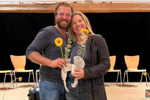 Benjamin Barho und Elke Schubert vor der Bühne im Pfarrstadel