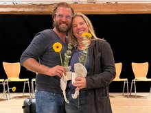 Benjamin Barho und Elke Schubert vor der Bühne im Pfarrstadel