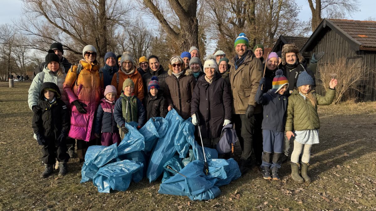 35 Inningerinnen und Inninger räumen bei Sonne und eisigem Wind mit den Grünen Inning in Stegen am Ammersee auf