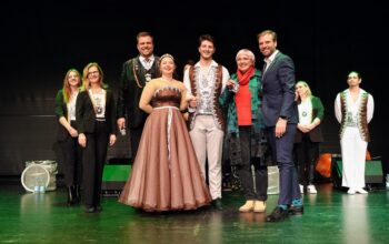 Perchalla-Präsident Andreas Denk, Prinzenpaar 25/26 Nils I. & Sunny I. sowie die frisch geehrten Jahresordensträger Claudia Roth und der grüne Landratskandidat Benjamin Barho mit dem Perchalla-Hofstaat. (Foto: Martin Pilgram)