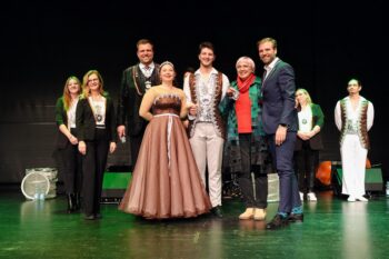 Perchalla-Präsident Andreas Denk, Prinzenpaar 25/26 Nils I. & Sunny I. sowie die frisch geehrten Jahresordensträger Claudia Roth und der grüne Landratskandidat Benjamin Barho mit dem Perchalla-Hofstaat. (Foto: Martin Pilgram)