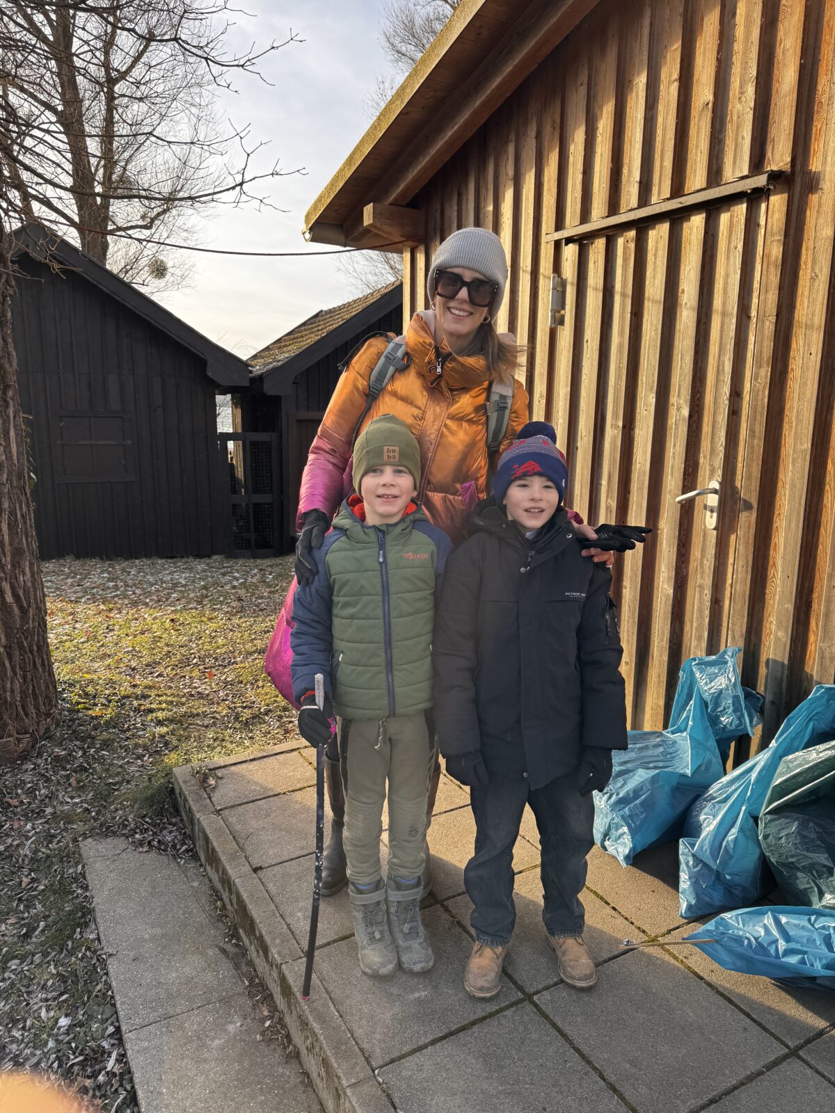 Organisatorin Lilian Boehme mit zwei tüchtigen Helfern.