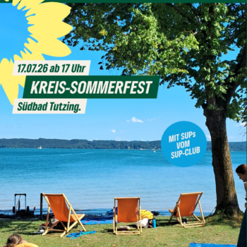 3 Orangene Liegestühle unter einem Baum am See, links oben gelbes Sonnenblumenlogo
